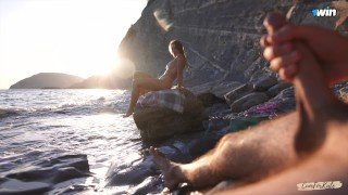 Praia de nudismo: estranha me pega batendo uma e me ajuda gozar